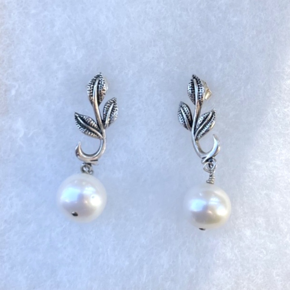925 Sterling Silver 10mm Pearl Earrings w/ leaf design